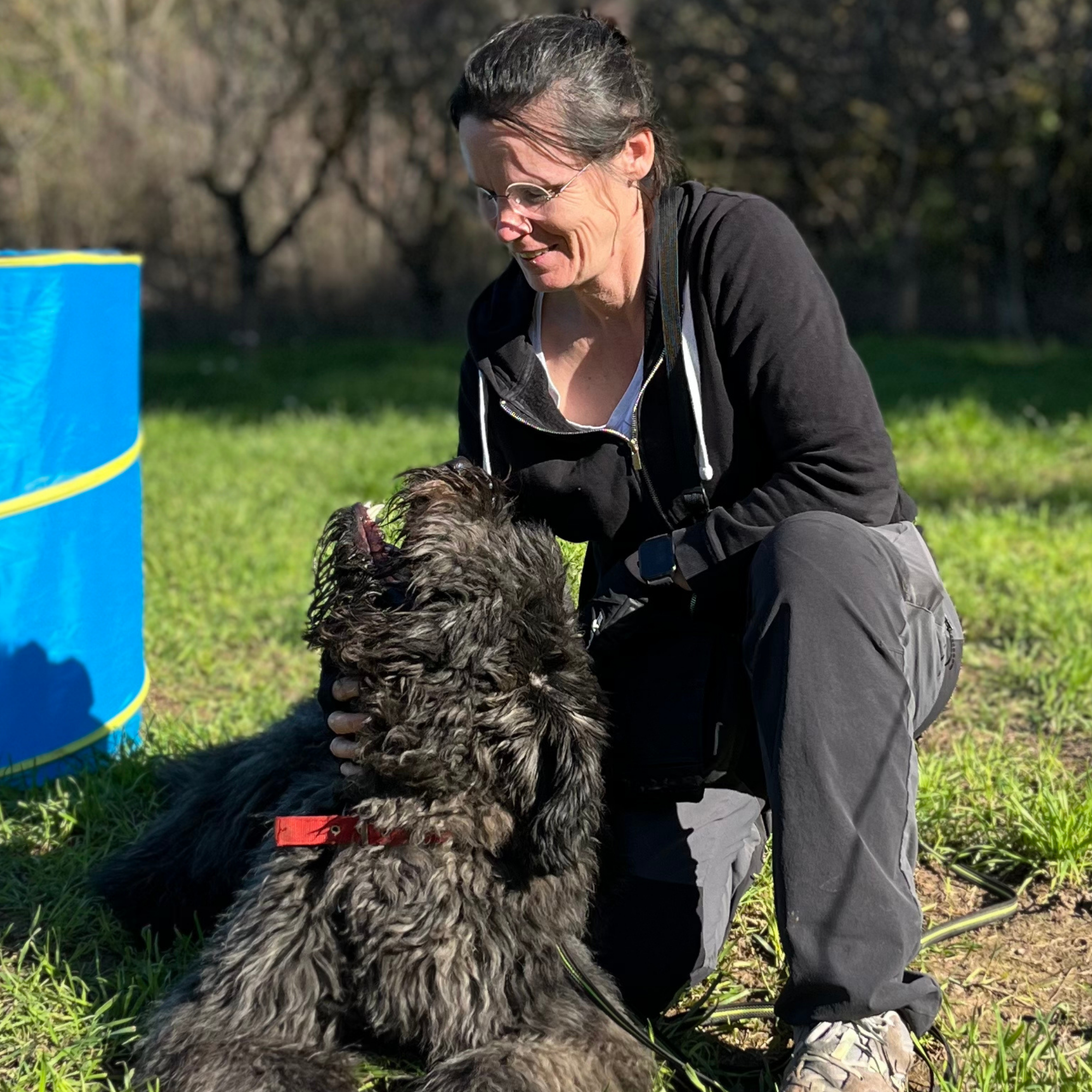 Maryaline en interaction avec un chien